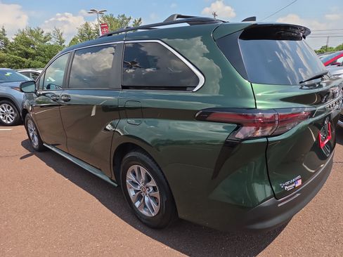 Used 2025 Toyota Sienna LE w/ LE Plus Package AWD/4WD image 5