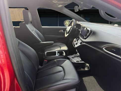 Used 2025 Chrysler Pacifica Select FWD image 6