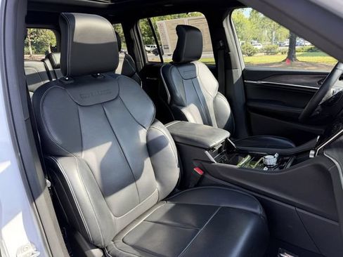 Used 2022 Jeep Grand Cherokee Overland w/ Advanced Protech Group III AWD/4WD image 39