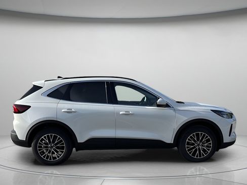 Used 2025 Ford Escape SE image 2