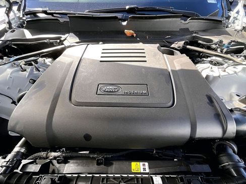 Used 2024 Land Rover Discovery S image 9