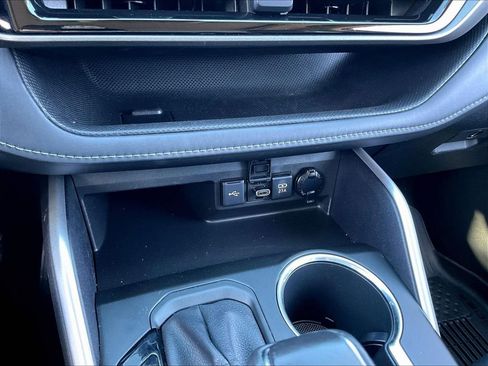 Used 2021 Toyota Highlander XLE AWD/4WD image 26