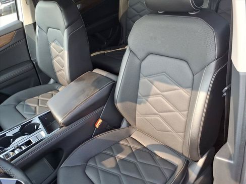Used 2025 Volkswagen Atlas SE FWD image 19
