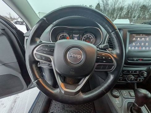 Certified 2019 Jeep Cherokee Latitude Plus w/ Cold Weather Group image 17