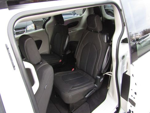 Used 2022 Chrysler Voyager LX image 5
