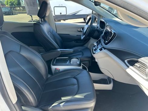 Used 2024 Chrysler Pacifica Limited FWD image 38