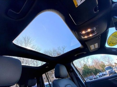 Used 2025 Mercedes-Benz GLB 250 4MATIC image 11