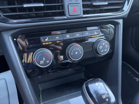 Used 2023 Volkswagen Taos SE w/ Panoramic Sunroof Package image 19