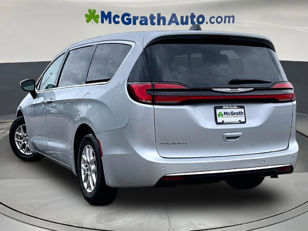 Used 2023 Chrysler Pacifica Touring-L FWD image 5