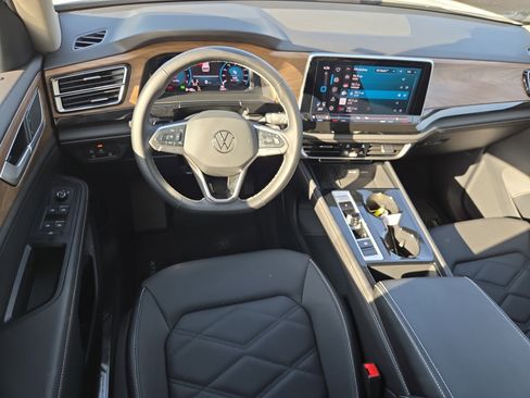 Certified 2025 Volkswagen Atlas SE FWD image 9
