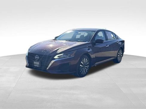 Used 2023 Nissan Altima 2.5 SV w/ SV Premium Package image 3