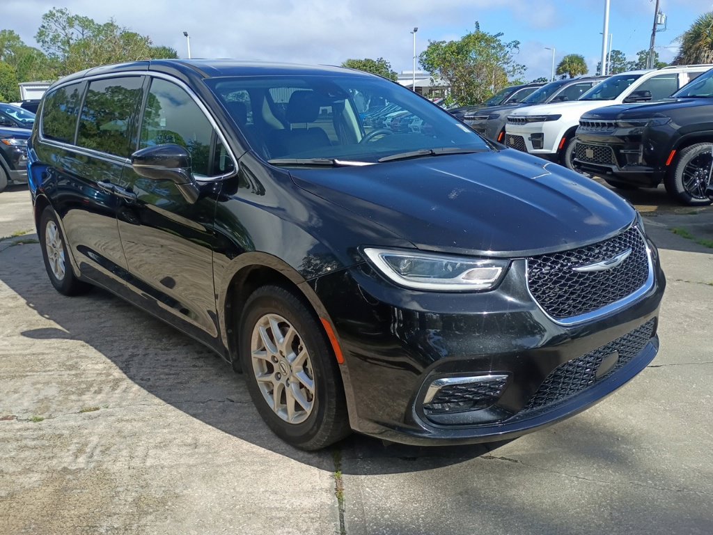 Used 2024 Chrysler Pacifica Touring-L FWD image 3