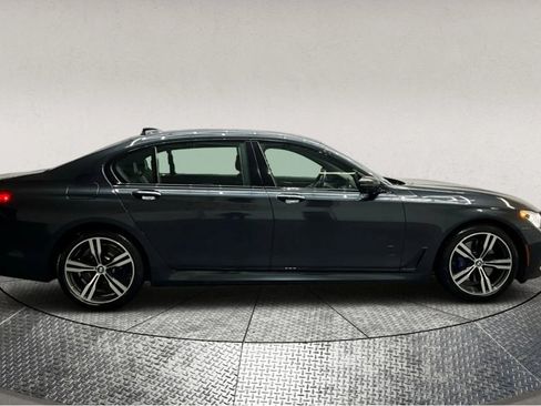 Used 2017 BMW 750i image 9