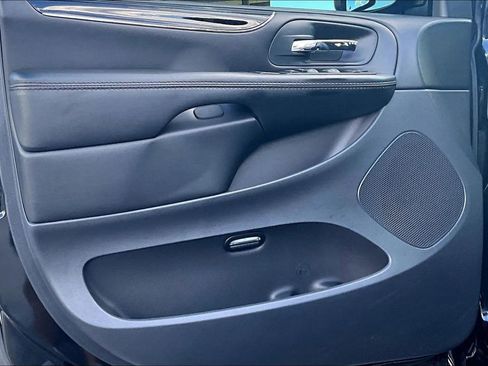 Used 2019 Dodge Grand Caravan SE FWD image 17