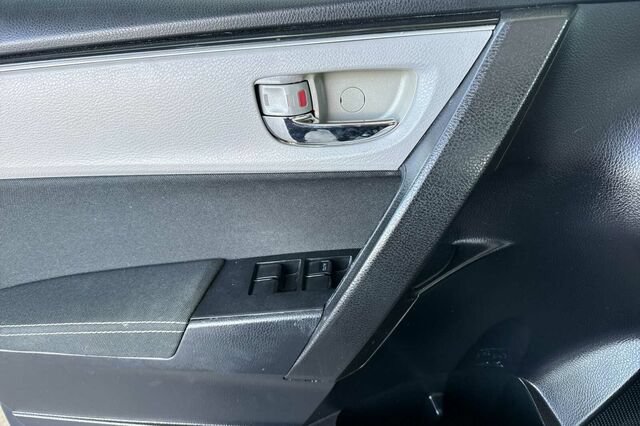 Used 2017 Toyota Corolla LE w/ Carpet Mat Package (TMS) FWD image 11
