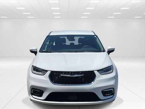 Used 2023 Chrysler Pacifica Touring-L FWD image 2