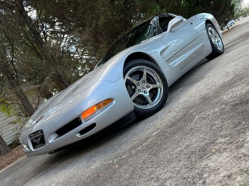 Used 2004 Chevrolet Corvette Coupe w/ Preferred Equipment Group image 9