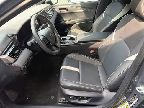 Used 2025 Toyota Camry SE w/ Convenience Package FWD image 7