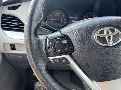 Used 2017 Toyota Sienna LE FWD image 17