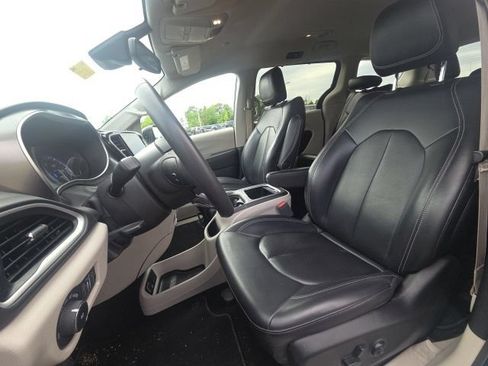 Used 2023 Chrysler Pacifica Touring-L FWD image 29