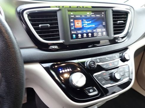 Used 2020 Chrysler Pacifica Touring image 27