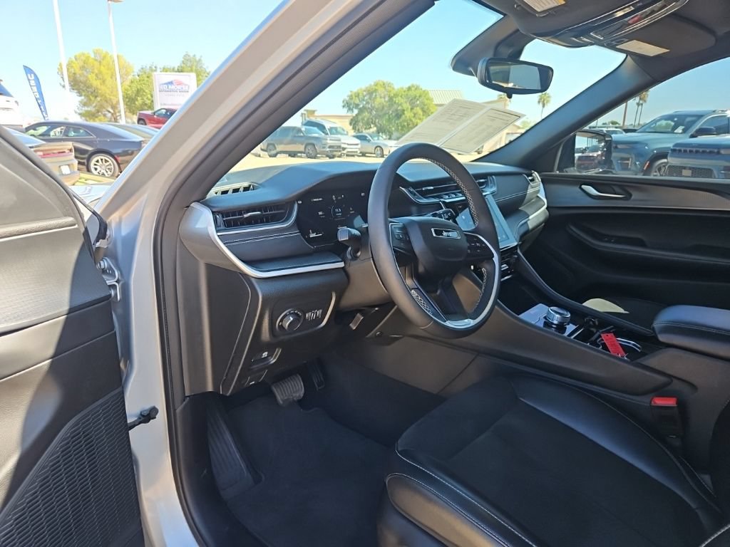 Used 2023 Jeep Grand Cherokee Altitude AWD/4WD image 12
