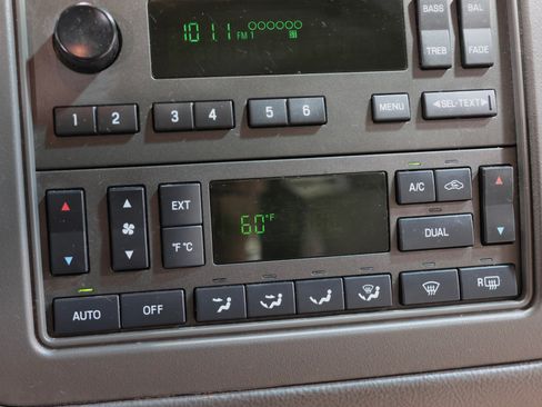 Used 2008 Lincoln Town Car Signature Limited RWD image 56