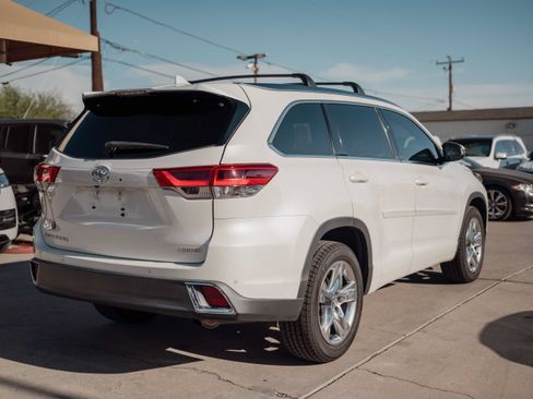Used 2019 Toyota Highlander Limited w/ Carpet Mat Package (TMS) FWD image 4