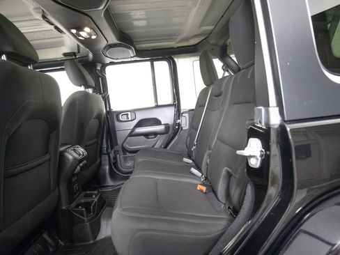 Used 2019 Jeep Wrangler Unlimited Sahara AWD/4WD image 11