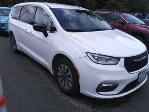 Used 2023 Chrysler Pacifica Touring-L FWD image 4