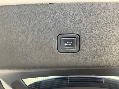 Used 2023 Chevrolet Traverse LT FWD image 30