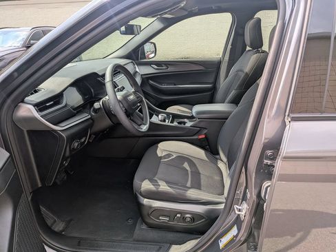 Used 2025 Jeep Grand Cherokee Laredo X w/ Luxury Tech Group I AWD/4WD image 11
