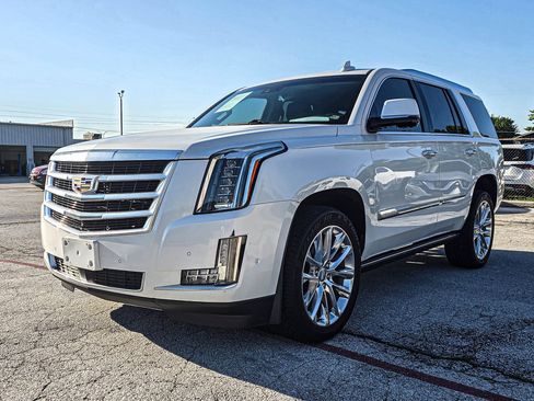 Used 2018 Cadillac Escalade Premium Luxury AWD/4WD image 3