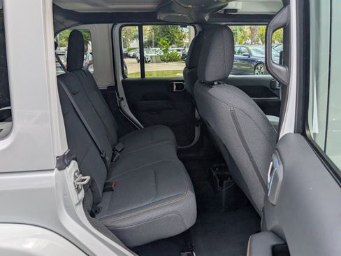 Used 2025 Jeep Wrangler Sahara image 16