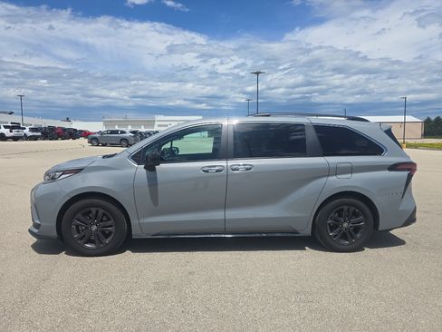 Used 2024 Toyota Sienna XSE w/ XSE Plus Package AWD/4WD image 4