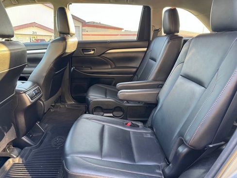 Used 2018 Toyota Highlander XLE w/ Protection Package #3 AWD/4WD image 5
