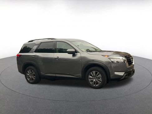 Used 2025 Nissan Pathfinder SV image 2