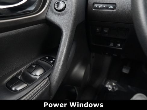 Used 2014 Nissan Rogue SV image 28