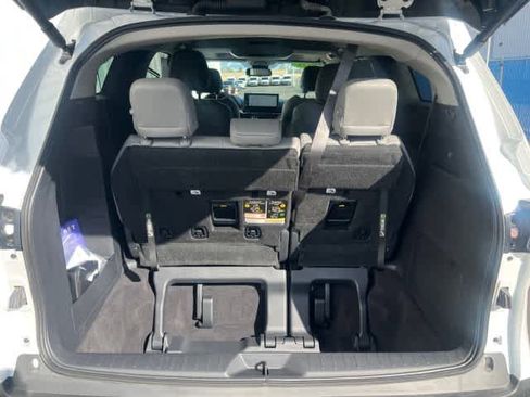 Used 2025 Toyota Sienna XLE w/ XLE Plus Package image 12