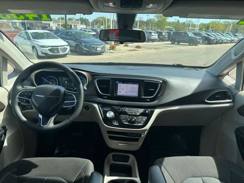 Used 2022 Chrysler Voyager LX FWD image 14