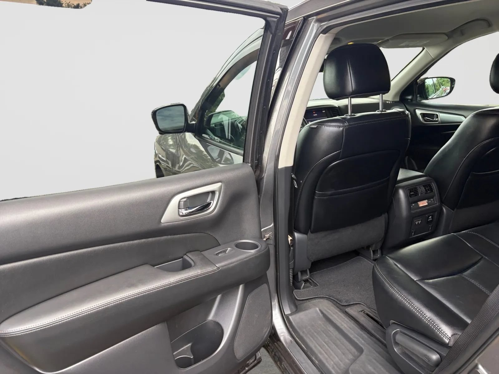 Used 2017 Nissan Pathfinder SL AWD/4WD image 14