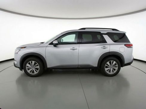 Used 2025 Nissan Pathfinder SV image 5