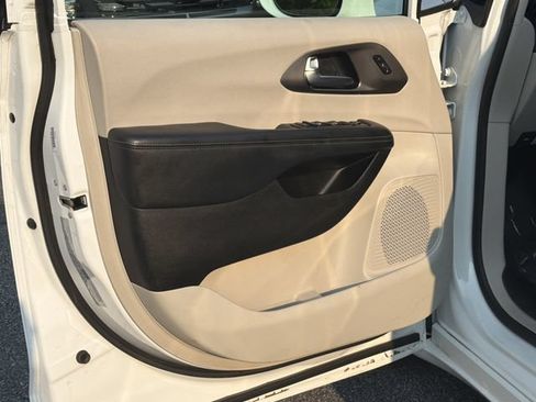 Used 2019 Chrysler Pacifica Limited FWD image 12