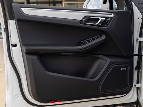 New 2026 Porsche Macan image 23