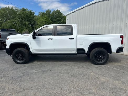 Used 2025 Chevrolet Silverado 2500 ZR2 w/ Technology Package AWD/4WD image 9