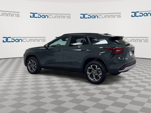 Used 2025 Chevrolet Trax LT w/ LT Convenience Package image 6