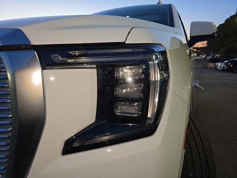 Used 2021 GMC Yukon Denali w/ Denali Premium Package image 32