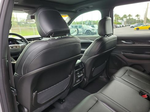 Used 2025 Jeep Grand Cherokee Limited RWD image 12