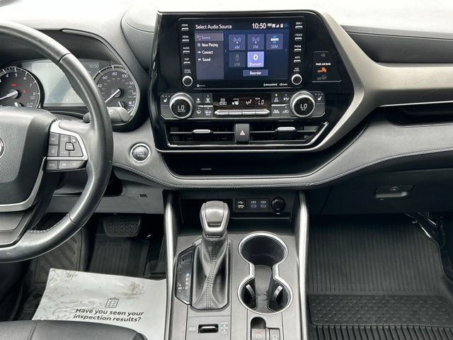 Used 2022 Toyota Highlander XLE AWD/4WD image 48