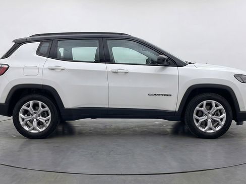 Used 2025 Jeep Compass Latitude AWD/4WD image 11